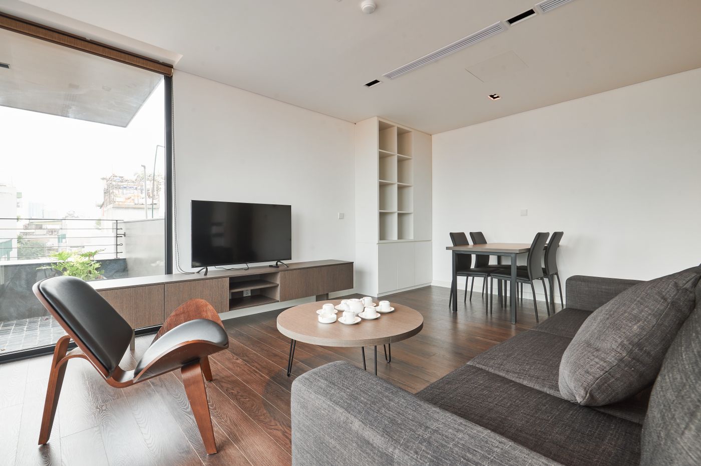 Moderne woonkamer met strak gestukte wanden en een houten vloer
